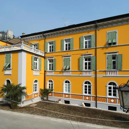 Nicole Apartman Arco